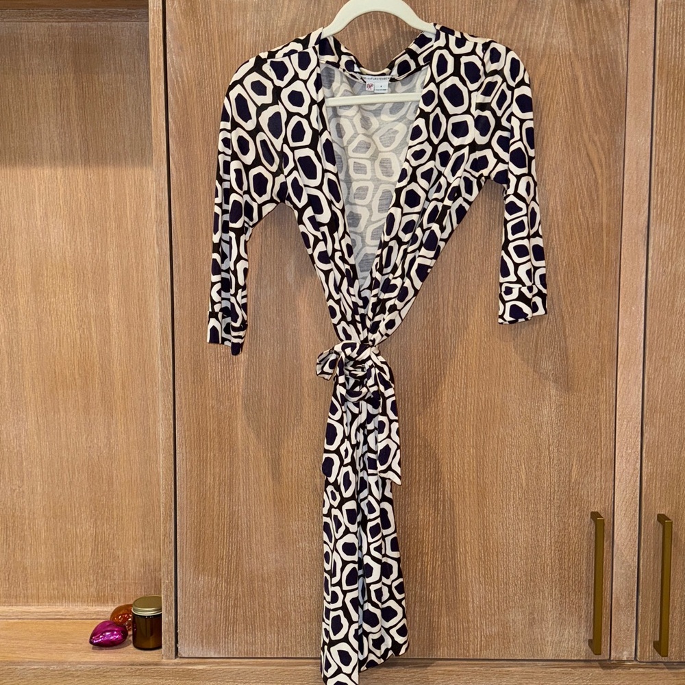 Diane Von Furstenberg Black / Navy & and Off White Patterned Wrap Dress - size 8